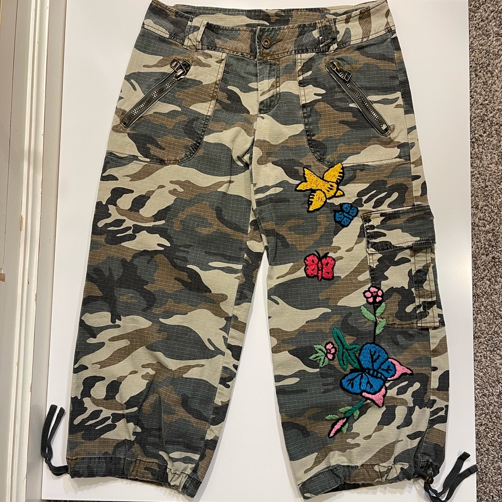 Monteau Camo Cargo Capri Embroidered Stitch Size M